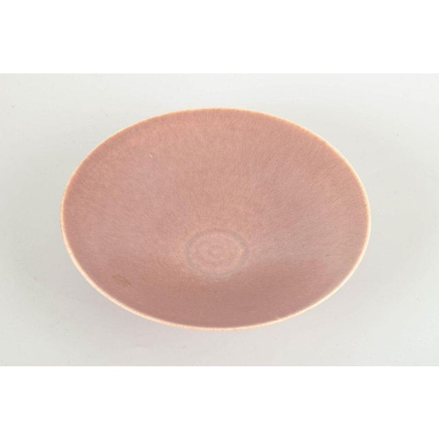 Rörstrand, Drejangruppen, Sweden. Unique ceramic bowl, 1970s. Low and elegant bowl in thrown stoneware with a matte,...
