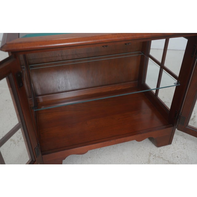 1980s Pennsylvania House Cherry Two-Door Glass Top Vitrine Display Table For Sale - Image 5 of 16