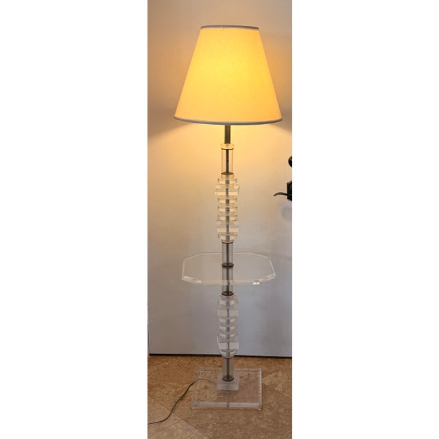Mid-Century Modern 1970s Hollywood Regency Stacked Lucite & Brass Floor Lamp With Built-in Table For Sale - Image 3 of 12