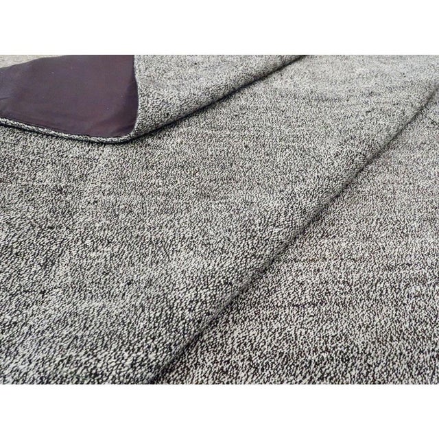Galerie Shabab Collection Mid-20th Century Handmade Turkish Flatweave Kilim Large Room Size Carpet in Grey For Sale - Image 10 of 10