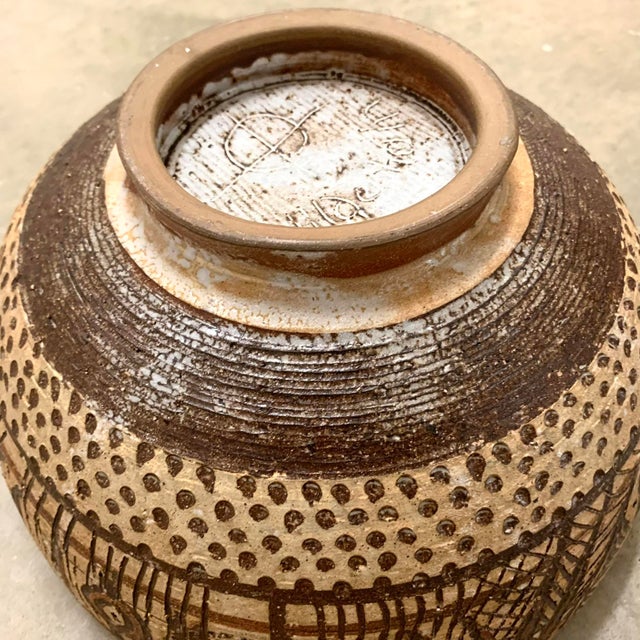 Brown . 1950s Frans Wildenhain Sgrafitto and Slip Decorated Studio Pottery Bowl For Sale - Image 8 of 9