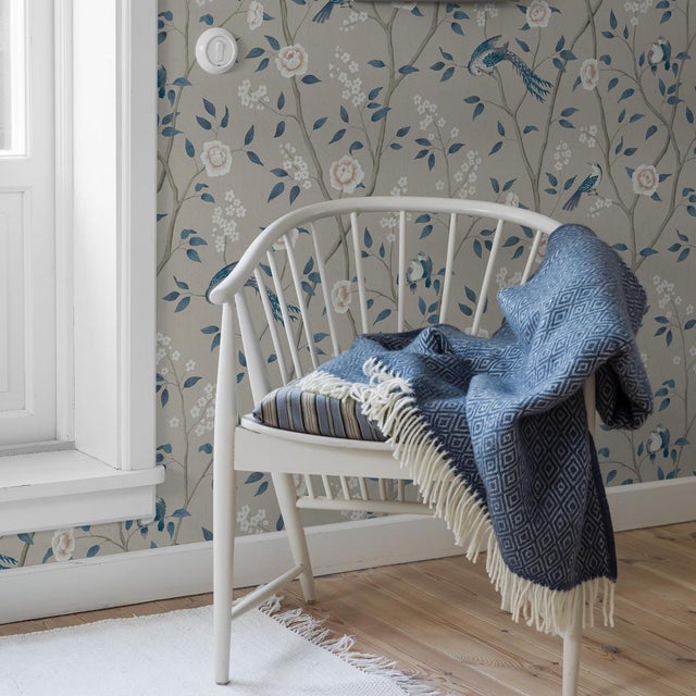 Rendered with exquisite detail on a subtle shimmering ground, Boråstapeter’s Paradise Birds wallpaper is a timeless flora-...