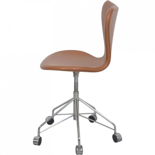 Model 3117 Desk Chair in Cognac Leather by Arne Jacobsen, 1980s For Sale - Image 12 of 14