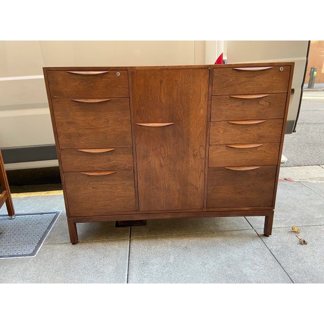 Jens Risom Vintage Mid Century Walnut Sideboard Credenza Unmarked For Sale - Image 9 of 12