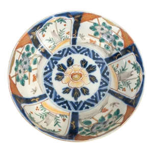 Early 20th Century Japanese Decorative Chinoiserie Imari Bowl With Flowers