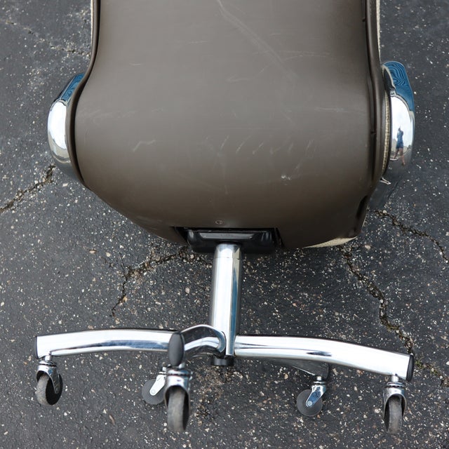 Beige Vintage 1988 Steelcase 454 311 Postmodern Executive Swivel Chair Bouclé Oatmeal For Sale - Image 8 of 13
