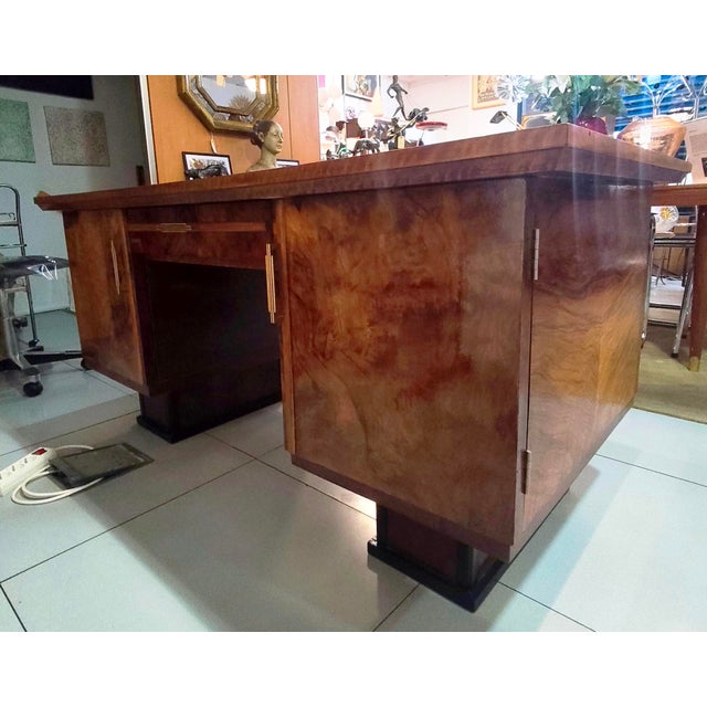 Burl walnut art deco desk. Beautyful finished Very good condition