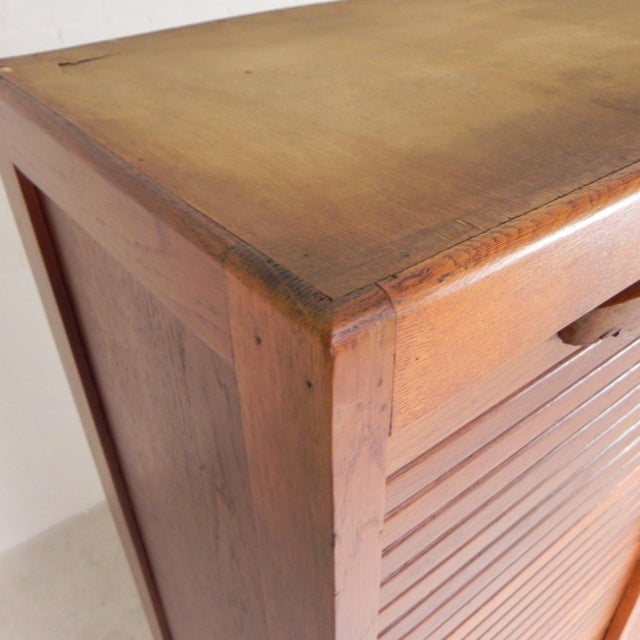 If you want to store your collection neatly, this cabinet is ideal. The shelves can be inserted at different heights....