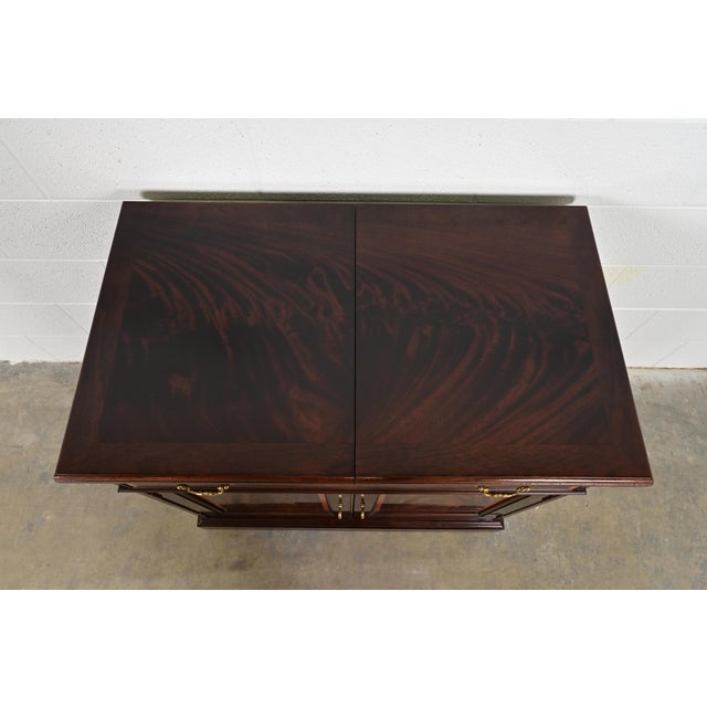 1980s Stickley Georgian Flame Mahogany Flip Top Buffet Server or Bar Cabinet For Sale - Image 5 of 13
