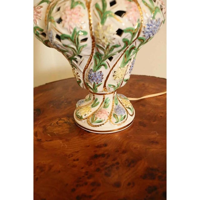 Hand-painted lamp with floral decor. The lamp is marked on the bottom. 1x bulb with classic e27 thread - normal and led...