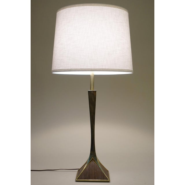 1960s 1970s Laurel Mid Century Modern Pyramid Brass Wood Table Lamp Montagna Grillo Tonello Italy High Society For Sale - Image 5 of 12