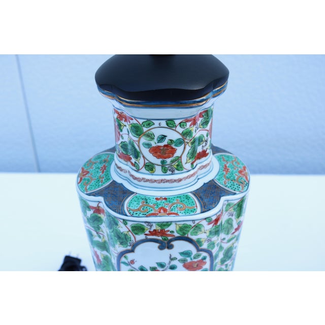 1950s Chinese Floral Porcelain Table Lamps 19th-Century Famille Verte Style, a Pair For Sale - Image 17 of 18