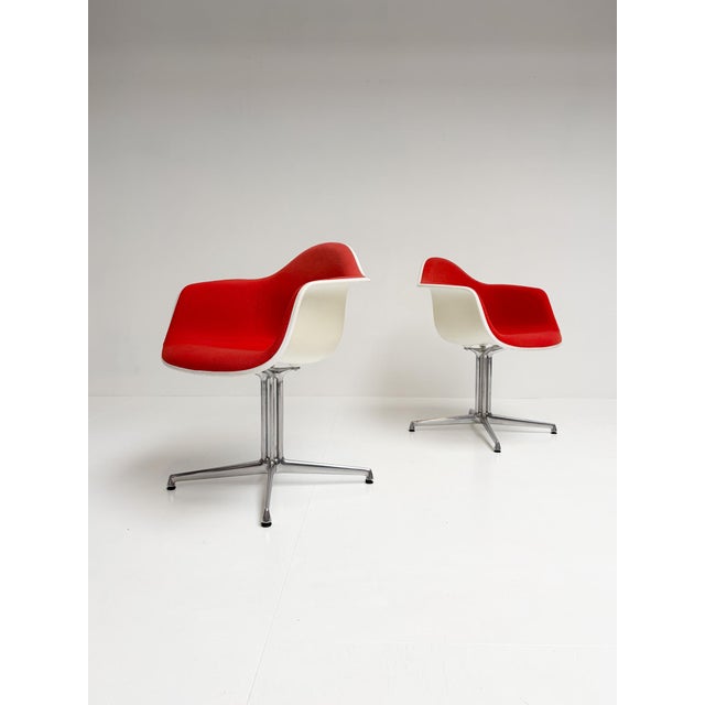 This original Vitra Eames DAL lounge chair is a real eye-catcher! It combines the world-famous, organically shaped Eames...