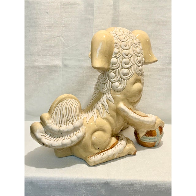 Cream Monumental Circa 1980s Cream & White Ceramic Foo Dog Statue (18" Wide) - Mottahedeh Style For Sale - Image 8 of 11