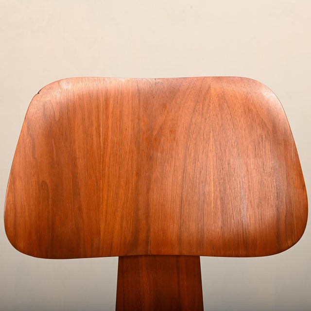 Early DCW Chair in Walnut Plywood by Charles and Ray Eames for Herman Miller, 1950s For Sale - Image 17 of 18
