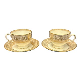 Vintage Wedgwood Gold Florentine Bone China Leigh Shaped Footed Cups and Saucers for Two - 4 Pieces For Sale