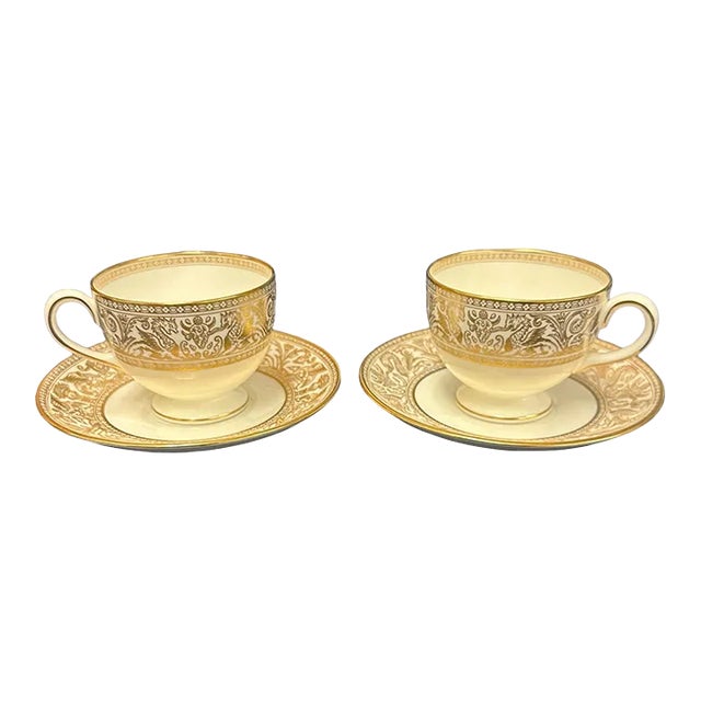 Vintage Wedgwood Gold Florentine Bone China Leigh Shaped Footed Cups and Saucers for Two - 4 Pieces For Sale
