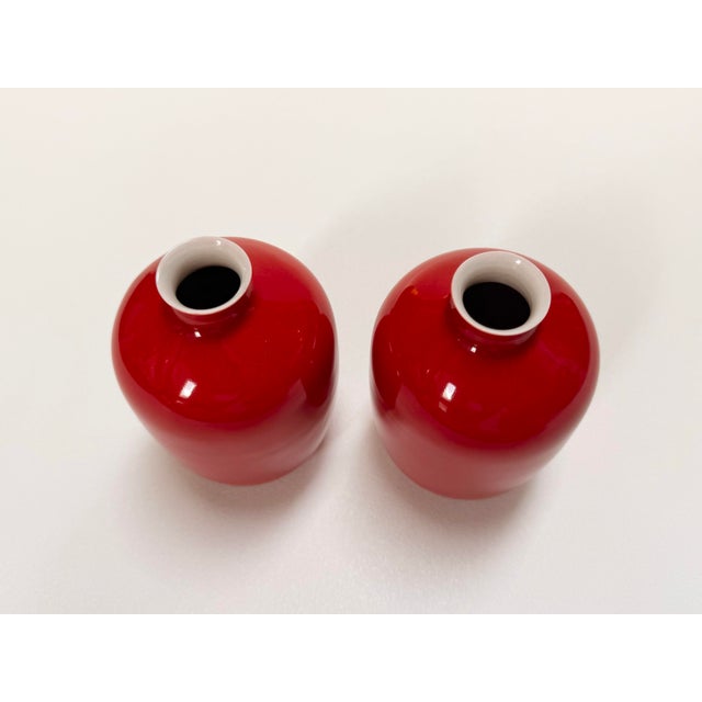 1990s Chinese Middle Kingdom Bo Jia Glossy Red Porcelain Bud Vases - A Pair For Sale - Image 4 of 9