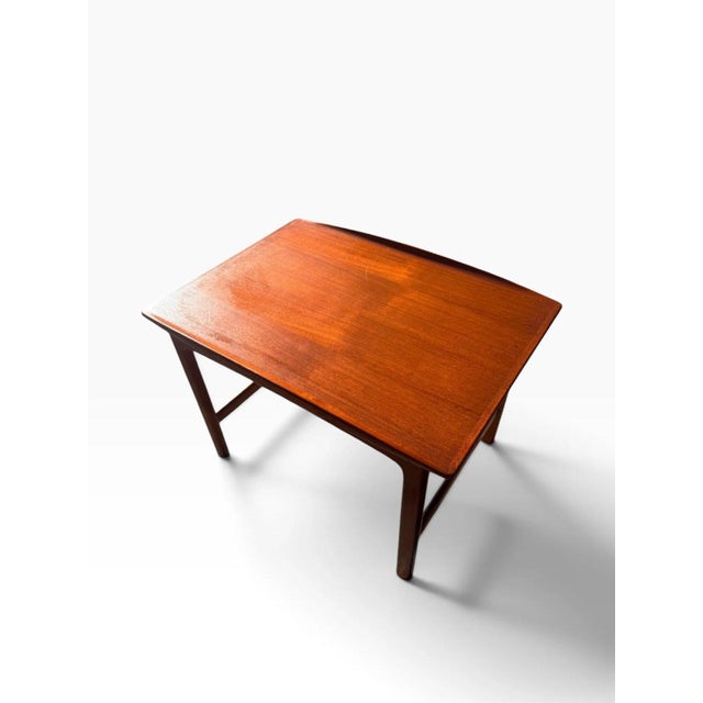 Pair of Folke Ohlsson for Dux Teak Surfboard End Tables | Swedish Mid-Century Modern | Upturned Edges | C. 1960s For Sale - Image 12 of 18