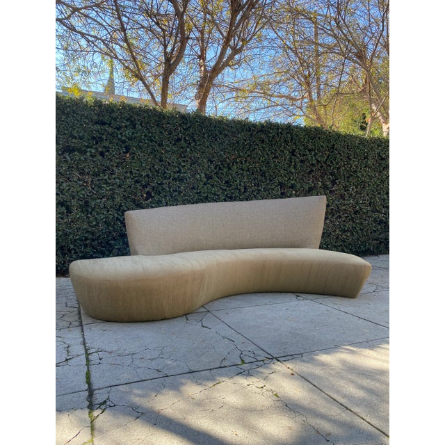 Vladimir Kagan 1990s Vintage Reupholstered Kagan “Bilbao” Style Sofa For Sale - Image 4 of 8