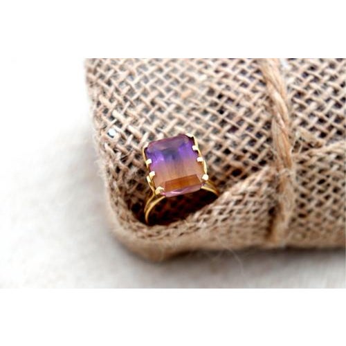 Gold ring with bicolor cut amethyst and double hoop with grid case. Metal: Gold. Origin: Portuguese. Brand: Veado. Weight:...