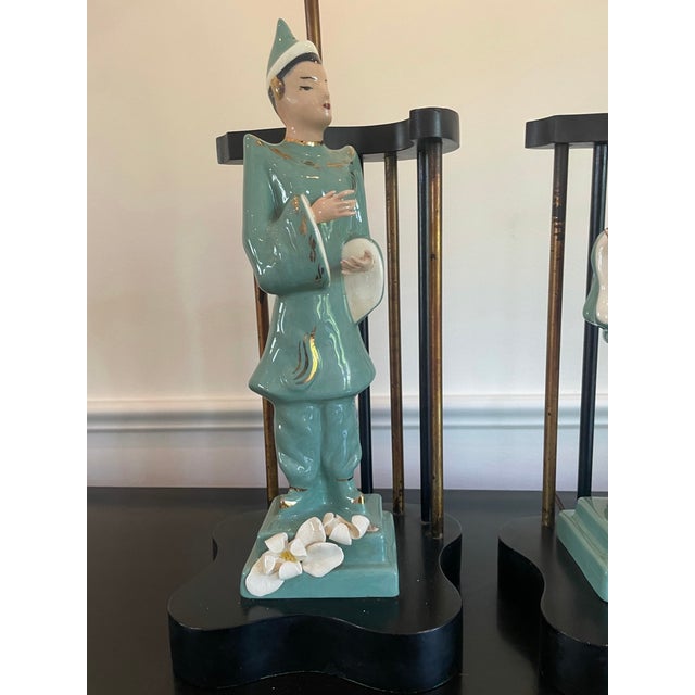 Set of 2 Vintage Chinoiserie Figural Lamps by Walter Wilson "The Queen & the Groom" For Sale - Image 4 of 10