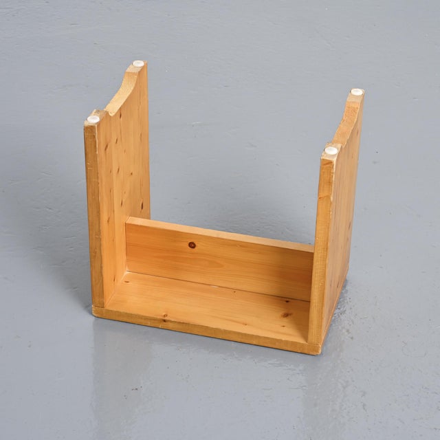 Solid pine stool with an inverted U-shaped base, created for the development of the Les Arcs 1800 ski resort. The design...