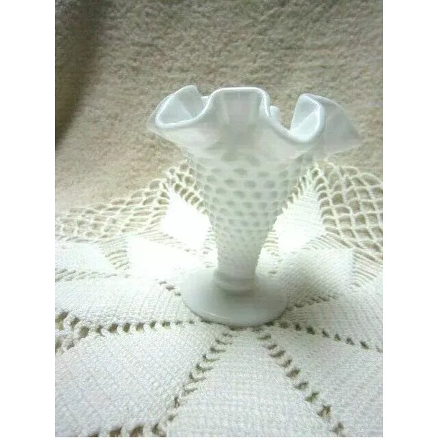 vintage fenton ruffled, scalloped white milk glass hobnail vase 3 3/4" height 2 1/8" Base no cracks or chips unmarked...