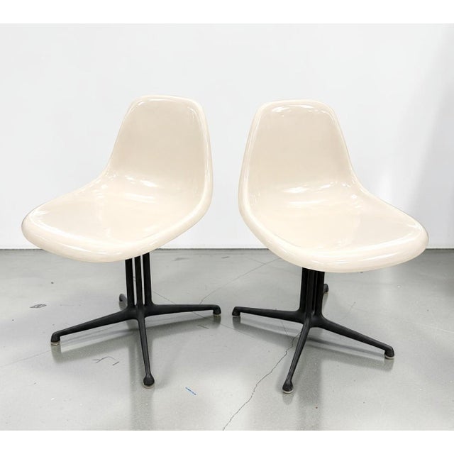 Off-white Mid Century Eames for Herman Miller “La Fonda” Parchment Fiberglass Arm & Side Chairs - Set of 4 For Sale - Image 8 of 13