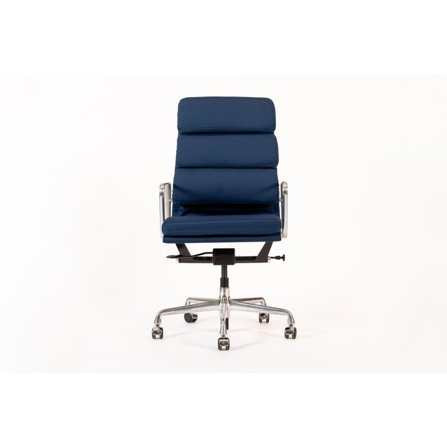 This authentic Eames for Herman Miller Soft Pad Executive Height office chair from the Aluminum Group Collection was...