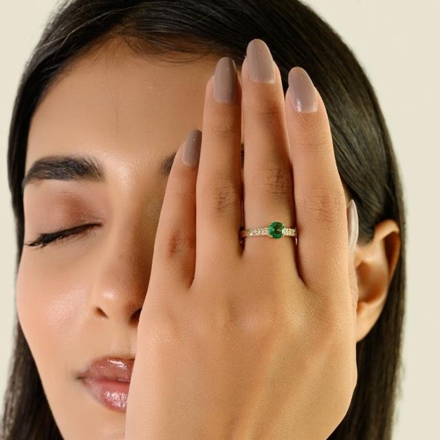 VRJewels Emerald & Diamond 14k Yellow Gold Engagement Ring for Women Size 7 For Sale In New York - Image 6 of 12