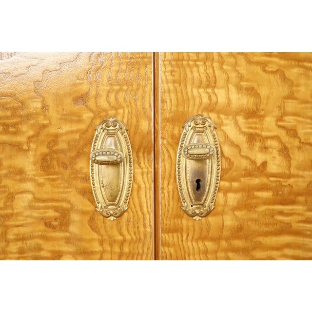 Monumental Art Deco Hollywood Regency Armoire in Blonde Quilted Wood, C 1930s For Sale - Image 15 of 18