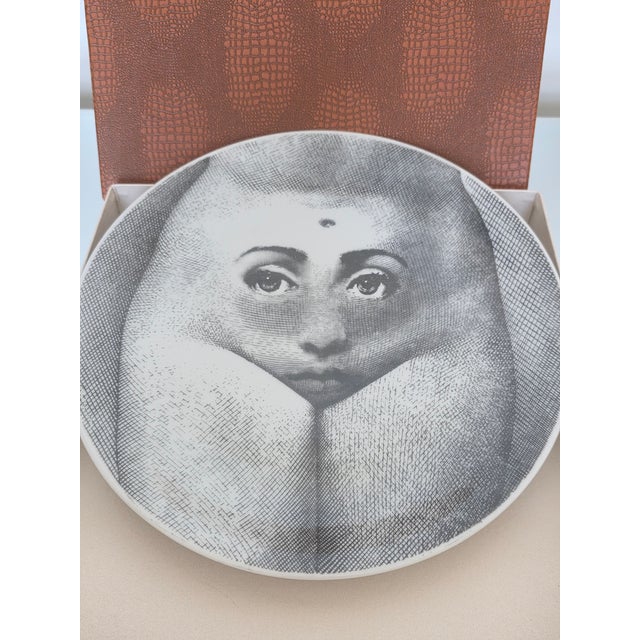Piero Fornasetti Mid-Century Tema E Variazioni Fornasetti #218 Plate For Sale - Image 4 of 10