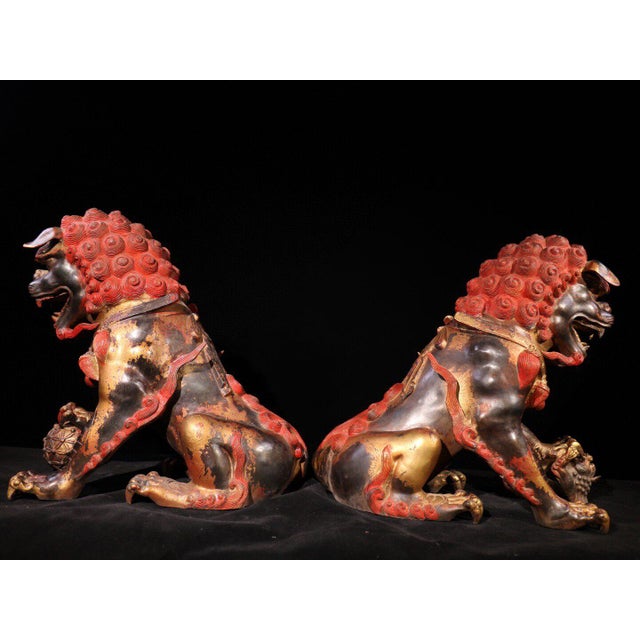 Monumental Pair of Vintage Gilt Bronze & Cinnabar Guardian Lions – Large Temple Foo Dogs For Sale In Los Angeles - Image 6 of 12