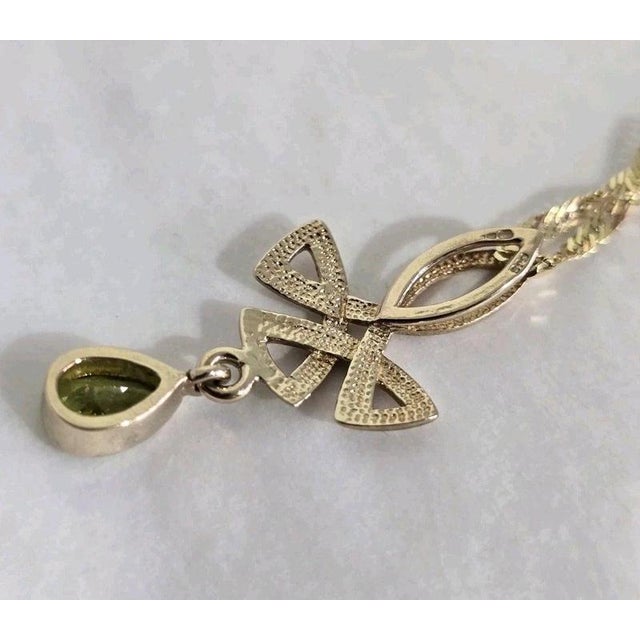 Mid-Century 9 Carat Yellow Gold Celtic Knot Peridot Pendant and Chain For Sale - Image 9 of 14