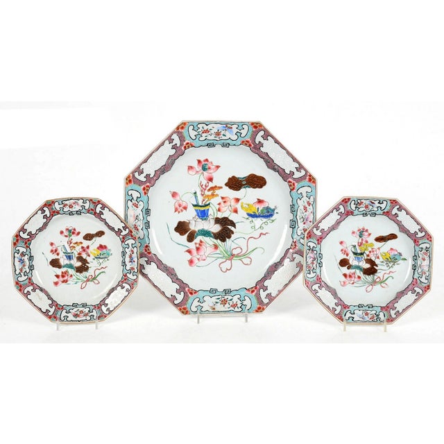 Early 18th Century Chinese Export Porcelain Famille Rose Octagonal Botanical Dish For Sale In Philadelphia - Image 6 of 6