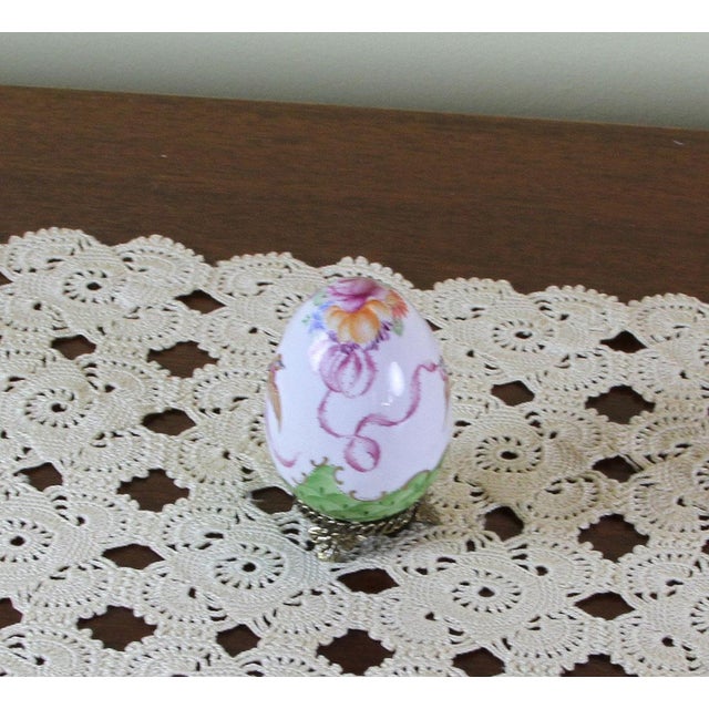 1990s Vintage Hand-Painted Easter Egg Birds & Ribbon Decoration on Golden Metal Base For Sale In New York - Image 6 of 9