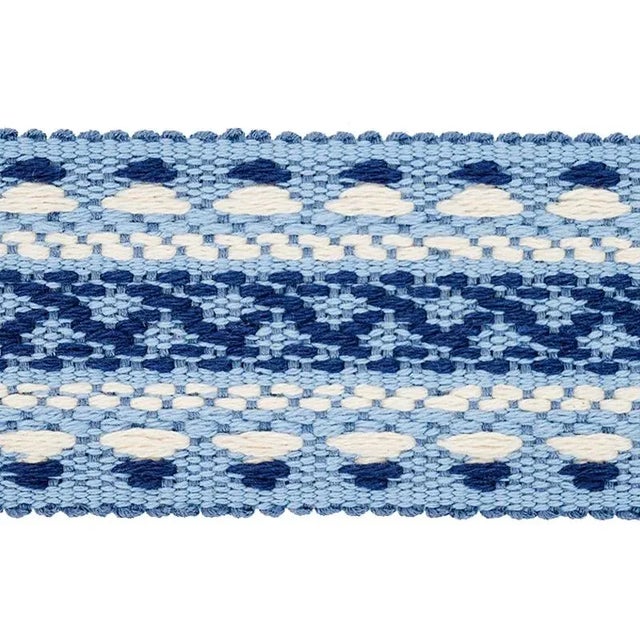 Jute yarns give this embroidered geometric tape an appealing dose of dimension for a textural finishing touch that will...