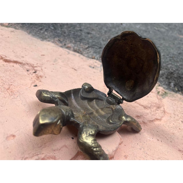 Decorative ashtray with lid, turtle design, made by brass. Great for displaying your unique decoration. Height: 8 cm 3.2...