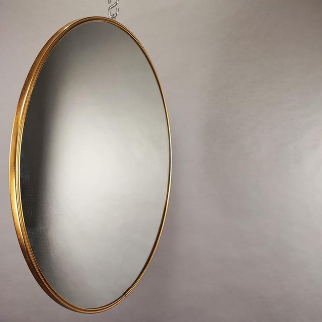Round mirror with a 70s-80s design. Lightweight shaped brass frame. Mirror without major scratches despite its age....