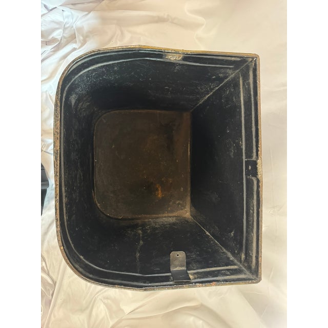 Antique English Tole Coal Bin, Gilt Cherub Medallion, Parnall & Sons Bristol, 24in For Sale - Image 10 of 14