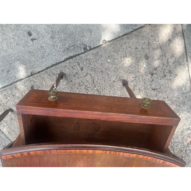 The Antique English Mahogany Edwardian Small Drop Leaf Table is a stunning piece of furniture from the late 19th century,...