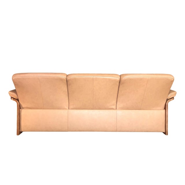 Wood Ekornes Stressless Pegasus Reclining Sofa in Camel Leather & Sculptural Wood Frame – Norway, 1980s For Sale - Image 7 of 12