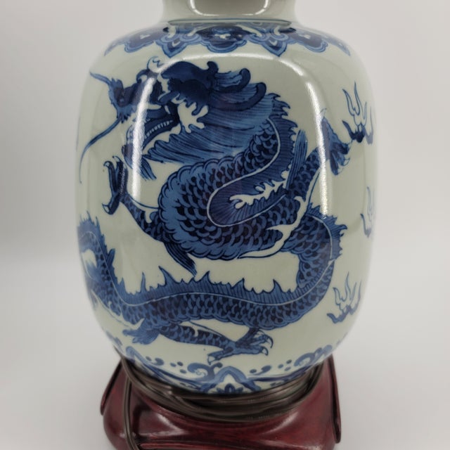 Vintage Chinese Blue and White Dragon Porcelain Ginger Jar Table Lamp | Wood Base | Coin Finial For Sale - Image 4 of 5