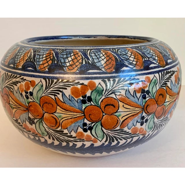 In perfect condition, this hand-made ceramic bowl can be used to serve tortilla chips, a mango salad or a ton of...