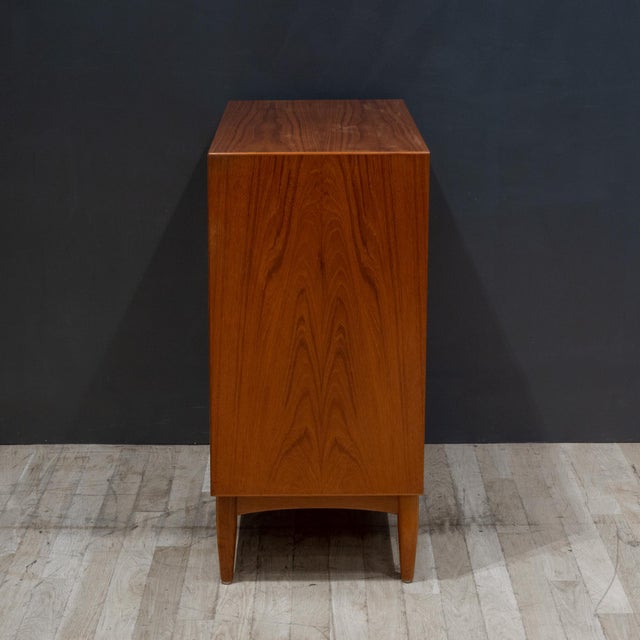 Mid-Century e.w. Bach Tall Teak Dressers With Sculpted Handles c.1950 For Sale In San Francisco - Image 6 of 18