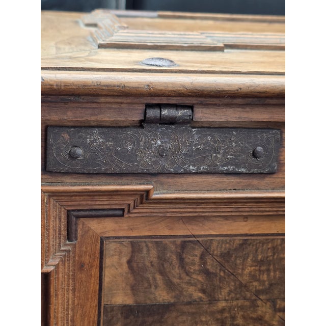 Chest of Drawers in Walnut and Briar with Key, 1703 For Sale - Image 9 of 18