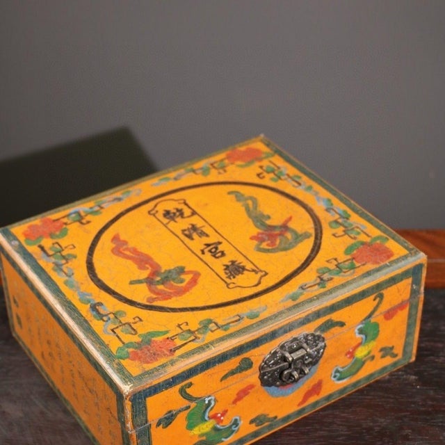 Vintage Imperial Style Lacquer Box With Six Cat's Eye Gemstone Spheres – Qianlong Mark For Sale In Los Angeles - Image 6 of 9