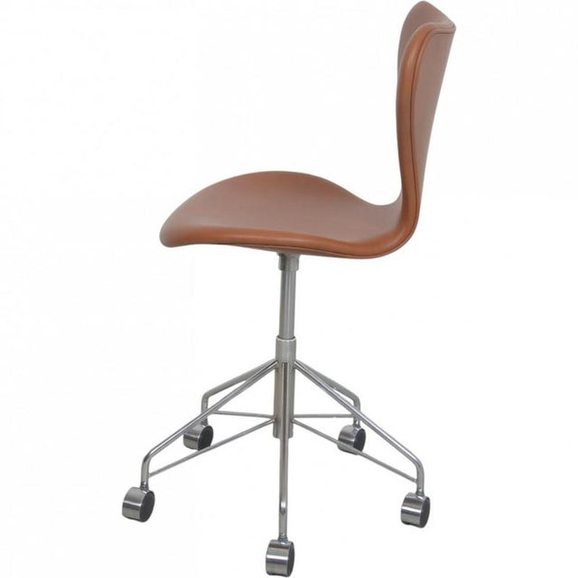 Model 3117 Office Chair in Cognac Leather by Arne Jacobsen, 1980s For Sale - Image 10 of 13