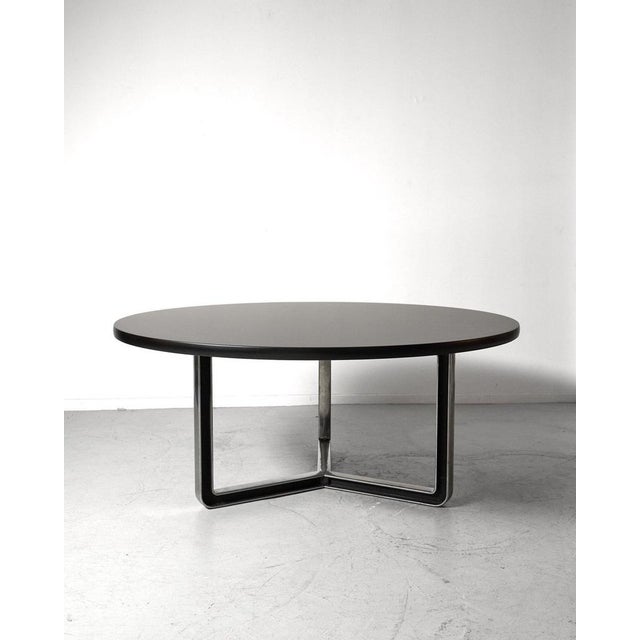 Black round Tecno table with black lacquered top and chromed sculptural legs This piece is attributed to the mentioned...